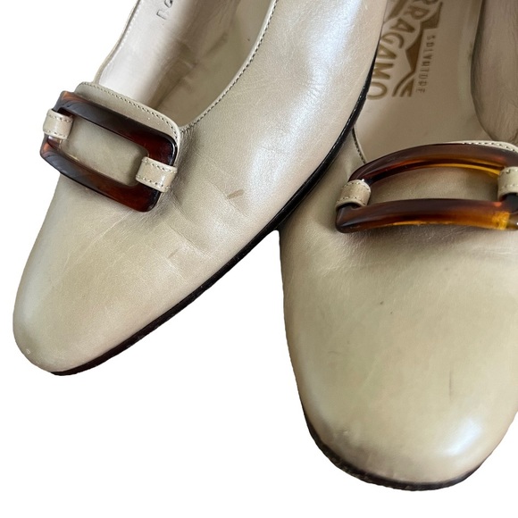 Ferragamo • Vintage Cream Chunky Heels with Tortoise Buckle Detail Size 9 - Picture 4 of 9